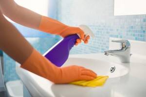woman doing choresServicio de limpieza de hogar Valencia cleaning bathroom at home