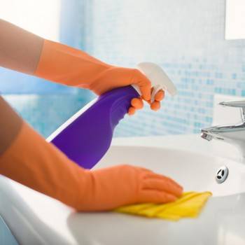 woman doing choresServicio de limpieza de hogar Valencia cleaning bathroom at home